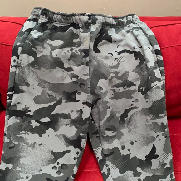 Mens NIKE CAMO TAPERED JOGGERS - Picture 2 of 7